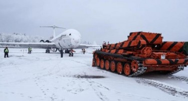 Зошто има тенкови на аеродромот во Москва?