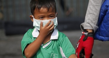 Плукаат и киваат крв: Граѓаните на Бангкок едвај преживуваат од токсичниот смог