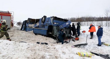 (ВИДЕО) Деца загинаа откако се преврте автобус