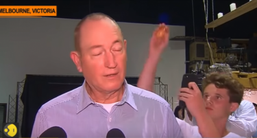 (ВИДЕО) Зошто австралиски сенатор доби јајце во глава?