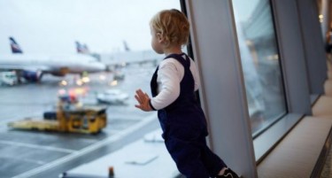 Се качила во авион, а детето го заборавила на аеродром