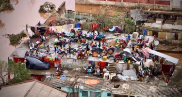 По циклонот Идаи илјадници луѓе чекаат помош на покривите