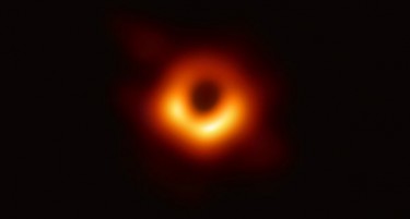 (ВИДЕО) Најголемото достигнување на научниците досега: Првата слика од црна дупка во вселената