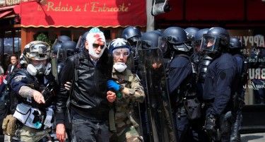 (ВИДЕО) ХАОС НИЗ УЛИЦИТЕ ВО ПАРИЗ: Првомајските протести ескалираа