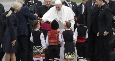 Папата пристигна во Софија, го пречека Бојко Борисов