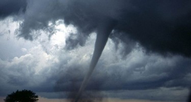 ЦРВЕНА ТРЕВОГА: Торнадо ќе „удри“ во една балканска земја