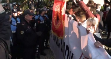 (ВИДЕО) ДОДИК СТИГНА, ВУЧИЌ УШТЕ НЕ: Во Албанија ги дочекаа со протест и судири со полицијата