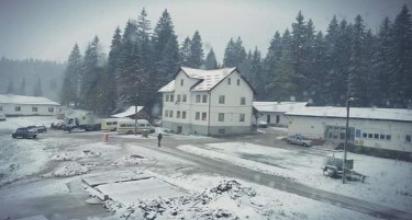 (ВИДЕО) НЕВООБИЧАЕН ФЕНОМЕН ЗА ОВОЈ ПЕРИОД: Среде Мај во Босна врне снег