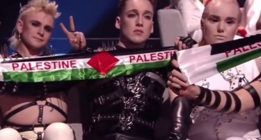 (ВИДЕО) Развиорија палестински знамиња на Евровизија, обезбедувањето веднаш им ги зема