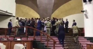(ВИДЕО) Тепачка во Парламент при избор на спикер