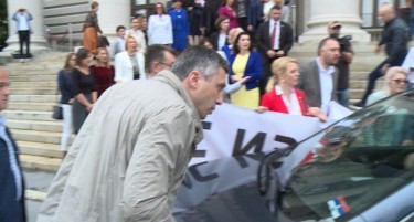 (ВИДЕО) Воислав Шешељ со автомобил „истурка“ пратеници