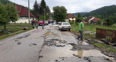 (ФОТО) ВО СРБИЈА ПОТОП: Едно село е под вода, урнати се мостови