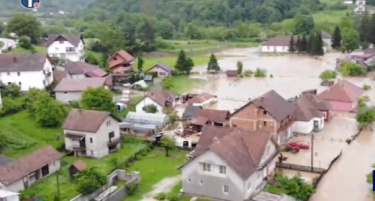 „Река ни течеше низ куќа, едвај се спасивме“-сведошво од поплавите во Србија