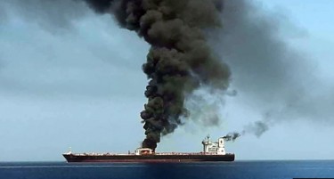 Нападнати нафтени танкери, екипажот е спасен