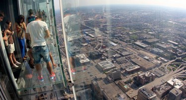 (ВИДЕО) Во Чикаго стаклен балкон почна да пука под нозете на посетителите