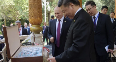 (ВИДЕО) Што му подари Путин на кинескиот колега?