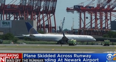 (ВИДЕО) Драма се случуваше кога на авион му експлодирале гуми