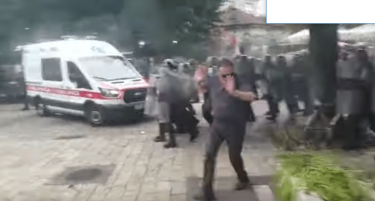 (ВИДЕО) ТЕНЗИИ ВО СКАДАР: Демонстранти фрлаат камења кон полицијата