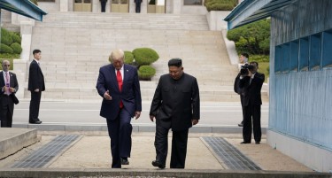 ЗА ПРВ ПАТ ВО ИСТОРИЈАТА: Американски претседател стапна во Северна Кореја
