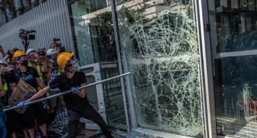 (ВИДЕО) НАСИЛНИ ПРОТЕСТИ: Со шипки упаднаа во Парламентот во Хонг Конг