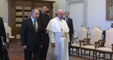 Путин на средба со папата Франциск во Ватикан