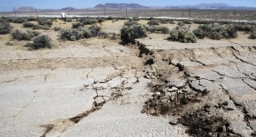 (ВИДЕО) Земјотрес направи огромен процеп во земјата