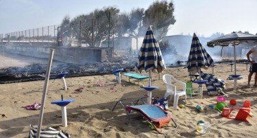 Пожар на плажа ги натера туристите да бегаат во вода