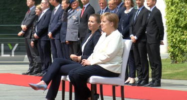(ВИДЕО)При пречек на данската премиерка: Меркел седеше за време на интонација на химната