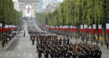 (ВИДЕО) Воена парада во Париз, но и апсење на „Жолтите елеци“