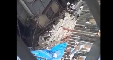 (ВИДЕО) ТРАГЕДИЈА ВО МУМБАЈ:Се урна станбена зграда, има загинати и повредени