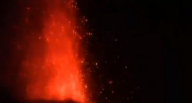 (ВИДЕО) ДРАМА НА СИЦИЛИЈА: Вулканот Етна исфрлаше лава, затвори два аеродроми
