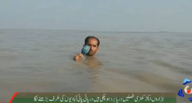 (ВИДЕО) Новинар известува за поплави, а водата му е до вратот