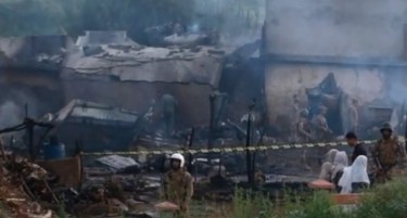 (ВИДЕО) ТРАГЕДИЈА ВО ПАКИСТАН: Се урнал воен авион врз село, има загинати