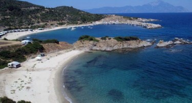 (ВИДЕО) Поради банална причина маж претепан на грчка плажа