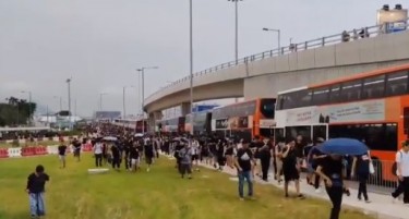(ВИДЕО) БЛОКАДА НА АЕРОДРОМОТ: Поради масовните протести во Хонг Конг, откажани се сите летови