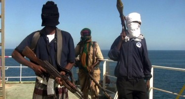 Пирати нападнаа брод во Камерун и го киднапираа екипажот