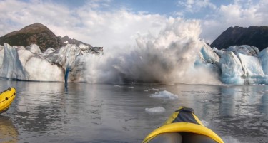 (ВИДЕО) Пловеле со кајакот, а потоа пукнал огромен глечер: Авантурата на двајца кајакари се претворила во катастрофа