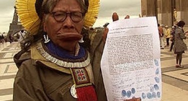 Домородците од Амазонија се огласија по пожарите, имаат моќна порака