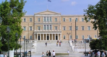 ЕПИЦЕНТАРОТ БИЛ ВО МОРЕТО: Се стресе Атина и околината
