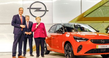 Канцеларката Ангела Меркел го посети штандот на Opel на ИАА