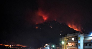ОГРОМЕН ПОЖАР КАЈ АТИНА: Авиони, хеликоптери и 160 пожарникари се борат со огнот во планина
