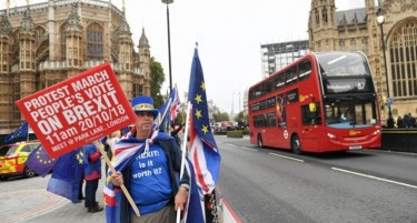 СЕ ПОТПИШУВА ПЕТИЦИЈА: Британците бараат нов референдум