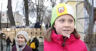 (ВИДЕО) ГРЕТА ДОБИ ДВОЈНИЧКА: Девојчето живее во Русија и се бори за иста цел