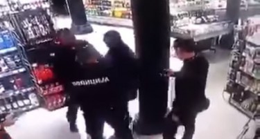 (ВИДЕО) Мигрант фатен во обид за кражба, се обиде да одземе пиштол од полицаец