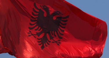 Развиорил албанско знаме во Бар, Црна Гора го протера