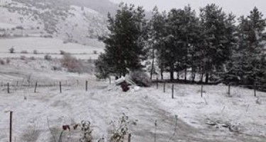 (ФОТО) Снегот ги изненади жителите на една балканска земја