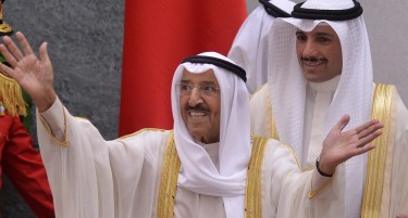 (ВИДЕО) ОВА РЕТКО СЕ СЛУЧУВА: Eмирoт од Кувајт го разреши својот син од власт
