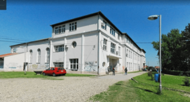 МАЖ ПУКАЛ СО ПУШКА: Спречена заложничка драма во српско училиште