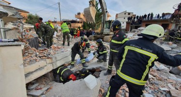 (ФОТО) Шилегов: Скопските екипи спасуваат четири деца затрупани под урнатини по земјотресот