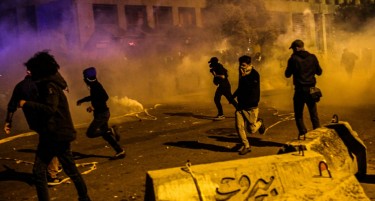 (ФОТО+ВИДЕО) НАСИЛНИ СУДИРИ ВО БЕЈРУТ: Демонстрациите излегоа од контрола